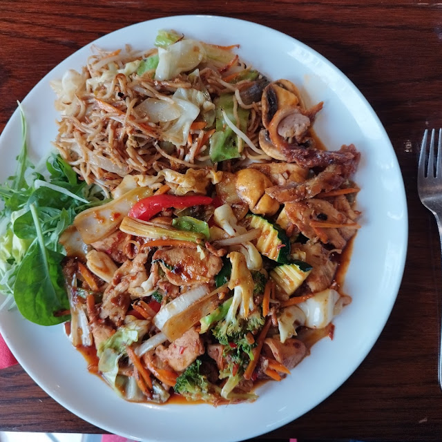 Bratnudeln Mit Thai-hähnchen Scharf