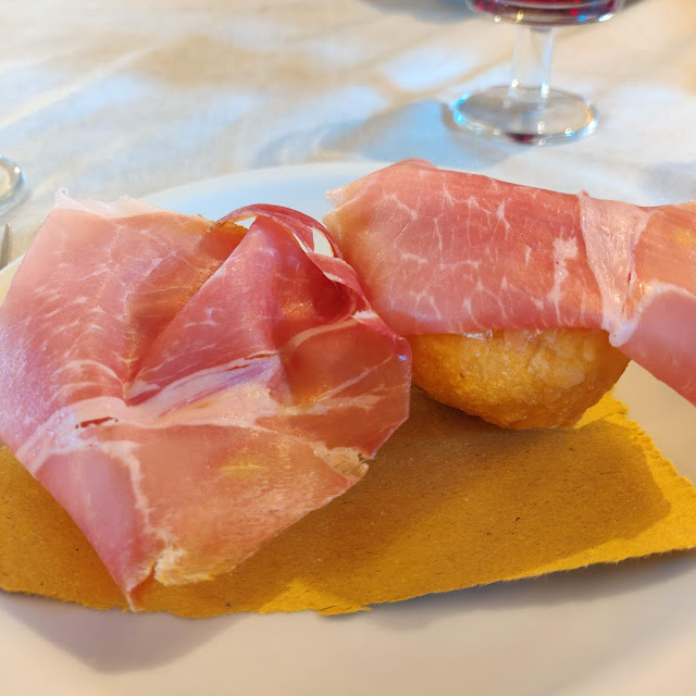 Pizza Fritta E Prosciutto Crudo