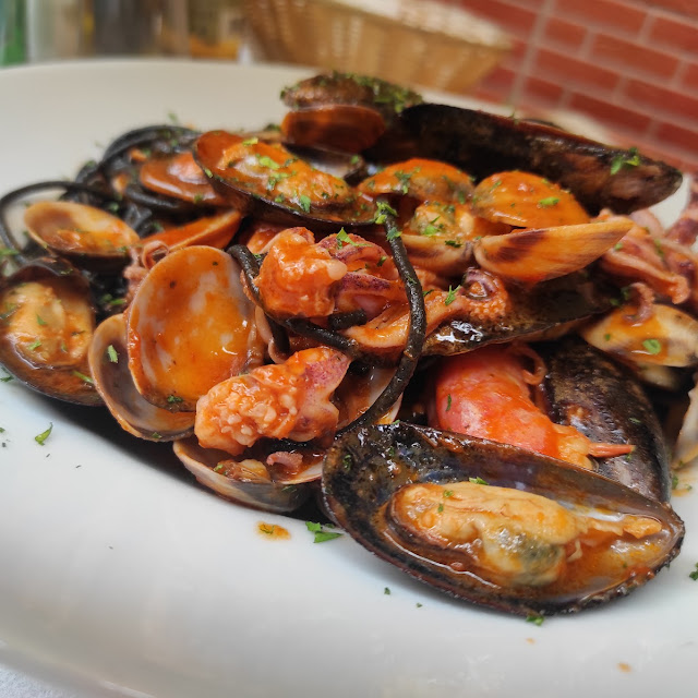Spaghetti Al Nero Di Seppia Allo Scoglio