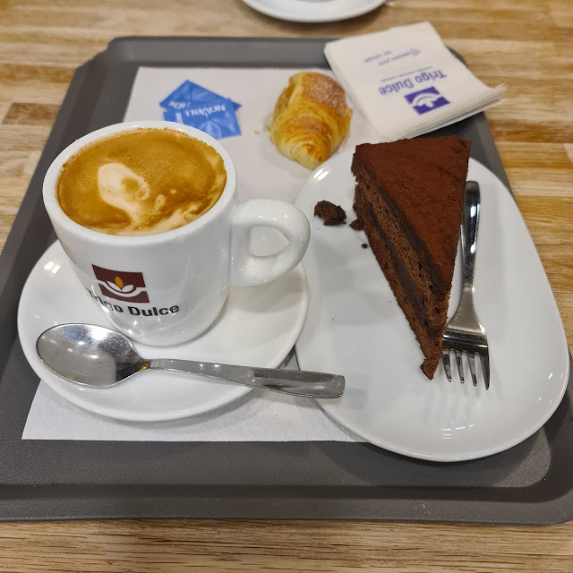 Café Con Leche Y Tarta de Chocolate