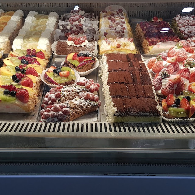 Trancio Di Torta Crema Gialla E Frutta