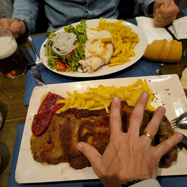 Cachopo Con Patatas Y Piquillos