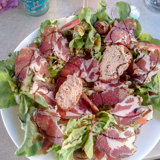 Salade Corse Avec Ses Différents Beignets