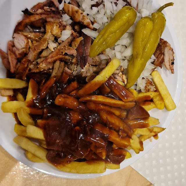 Gyros Mit Pommes Frites Und Schaschliksauce