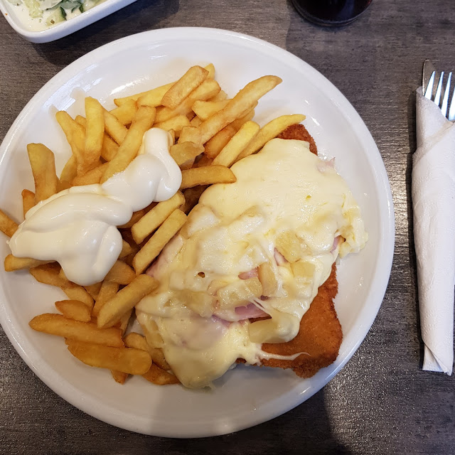 Hawaischnitzel Mit Pommes Mayonnaise