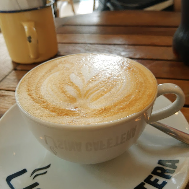 Café Con Leche Y Croissant