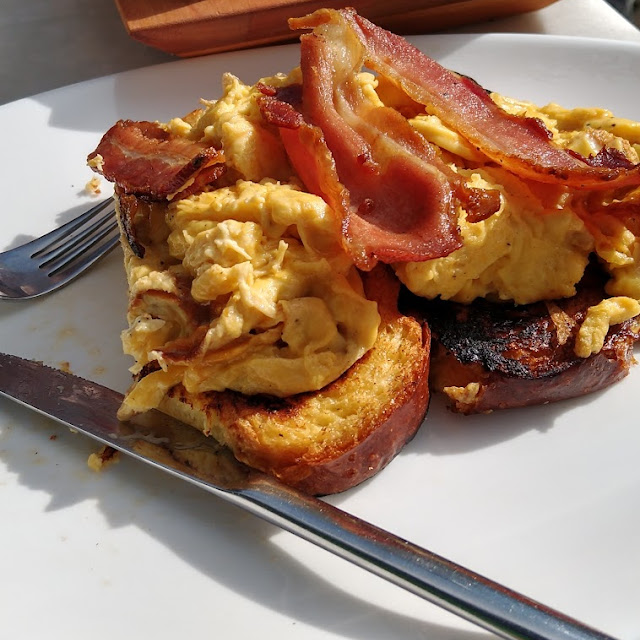 Huevos Panceta Y French Toast