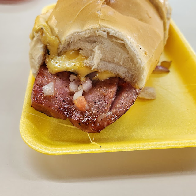 Linguiça Com Queijo E Vinagrete Suco de Milho E Coca