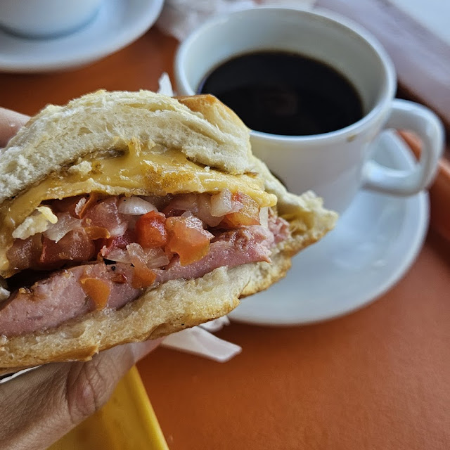 Lanche de Linguiça Com Vinagrete