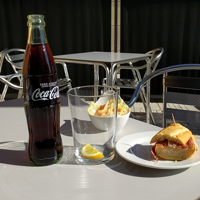 Tapas Que Sirven Con Un Refresco