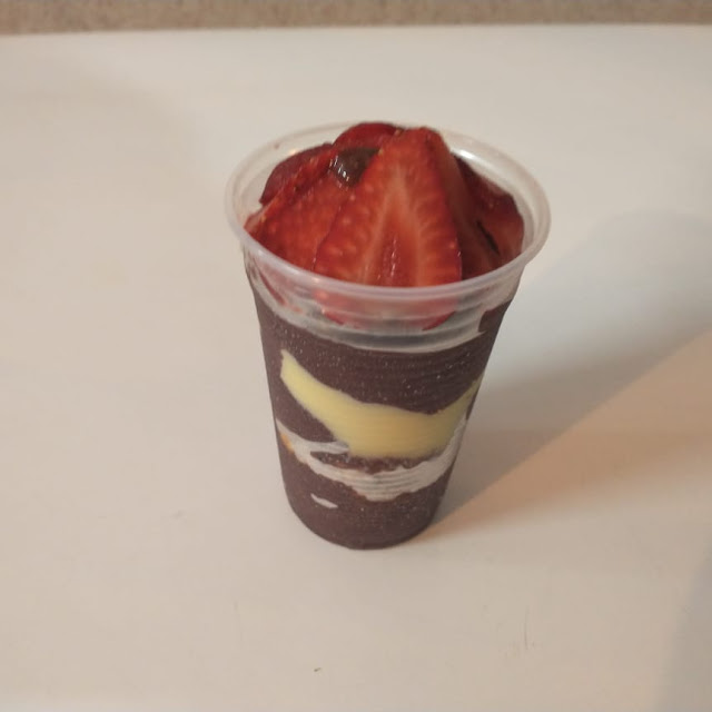 Copo de Açaí Com Paçoca E Morango