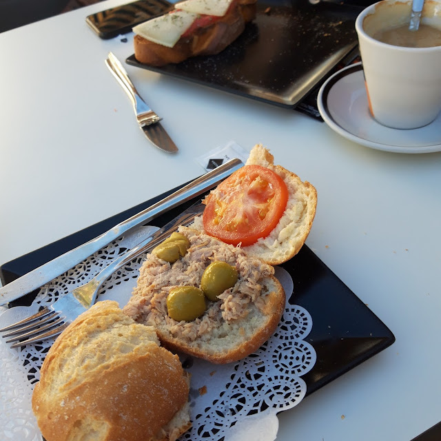 Bocadillo Con Tomate Tuna Y Olivas