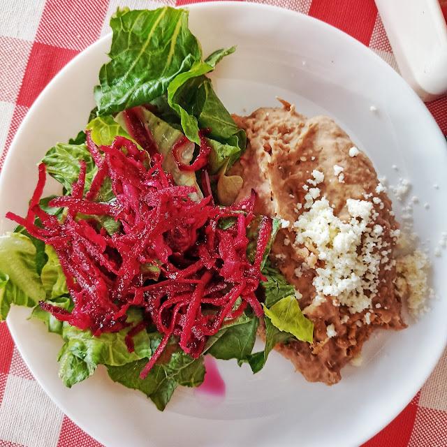 Ensalada Y Frijoles