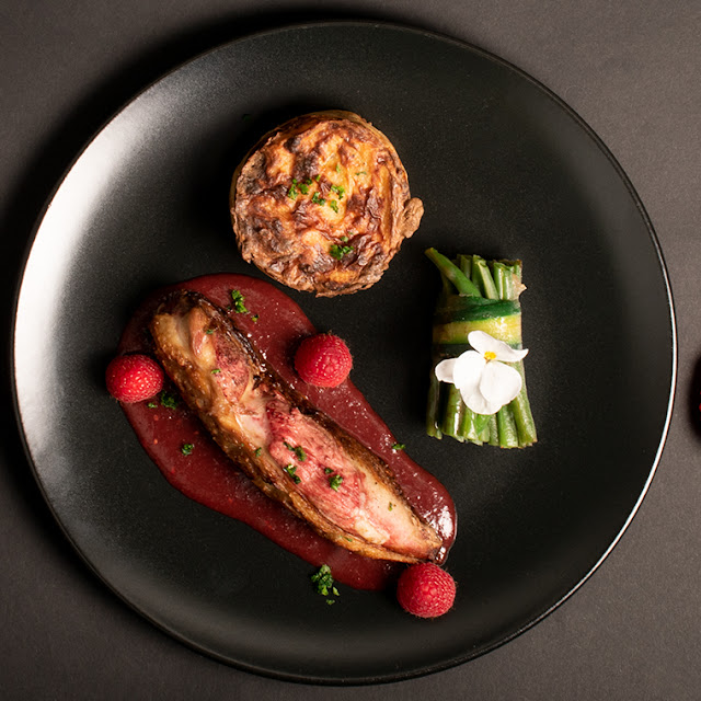 Plat Demi-magret de Canard Sauce Vinaigre de Framboise Gratin Dauphinois Fagot D'haricots Verts