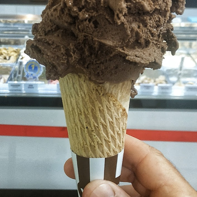 Cono Cucurucho Mediano de Dos Sabores Impressionante Y Chocolate Rock