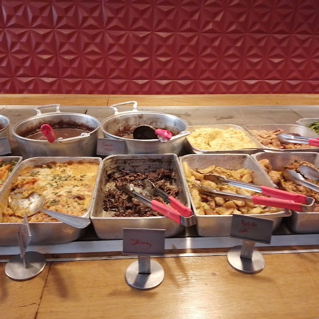 Buffet de Pratos Quentes E Saladas