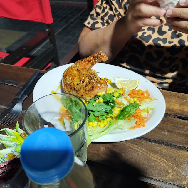 Pollo Con Ensalada Menú Con Entrada Plato Y Postre