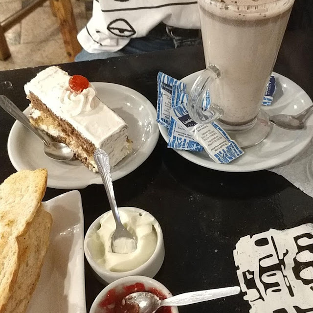Submarino Con Porción de Torta Y Jugo de Naranja