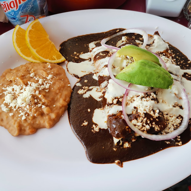 Enchiladas de Mole Con Pollo