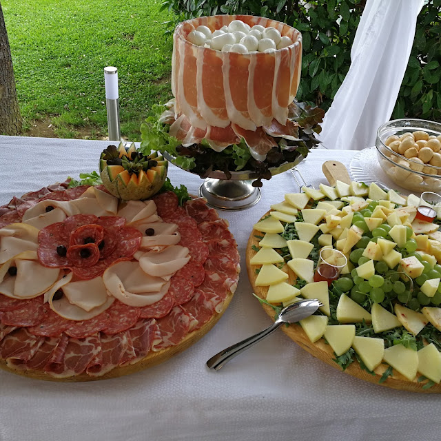 Cascata Di Prosciutto E Formaggi Misti