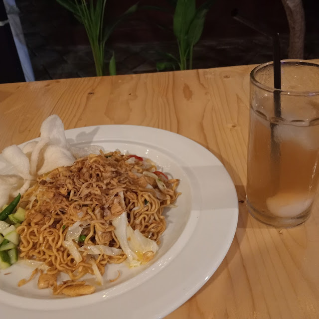 Mie Goreng Garage Dan Lychee Tea