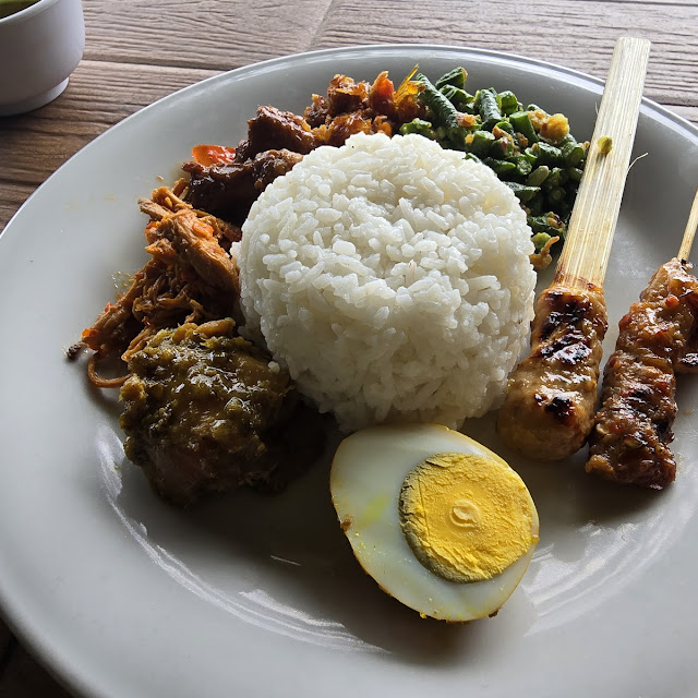 Nasi Ayam Komplit