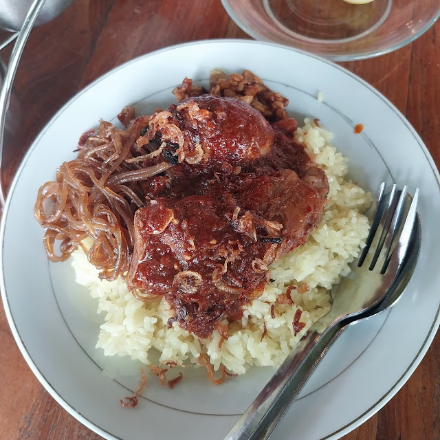 Nasi Kuning Lengkap Dengan Ayam