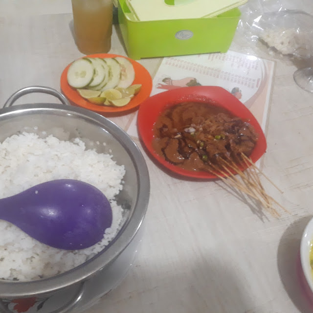 Nasi Putih Dan Sate Ayam