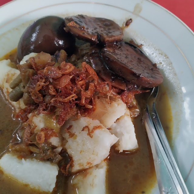 Ketupat Sayur Betawi Dengan Semur Jengkol Dan Telur