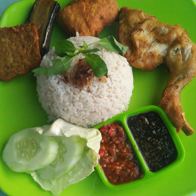 Ayam Penyet Nasik Uduk