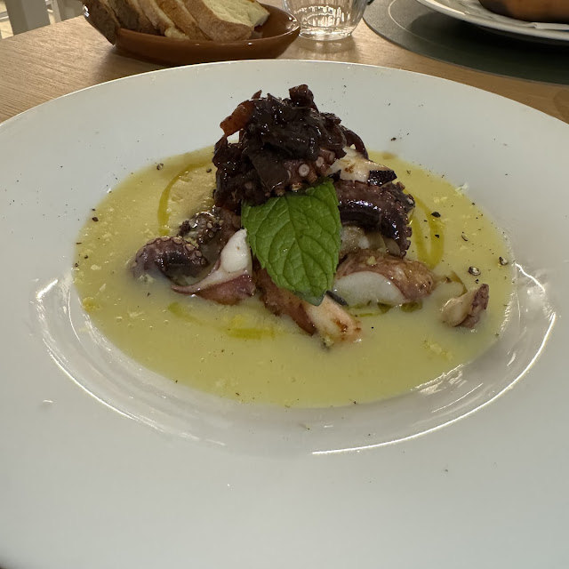 Il Polpo Scottato In Padella Su Crema Di Patate Al Limone E Cipolla Rossa Caramellata