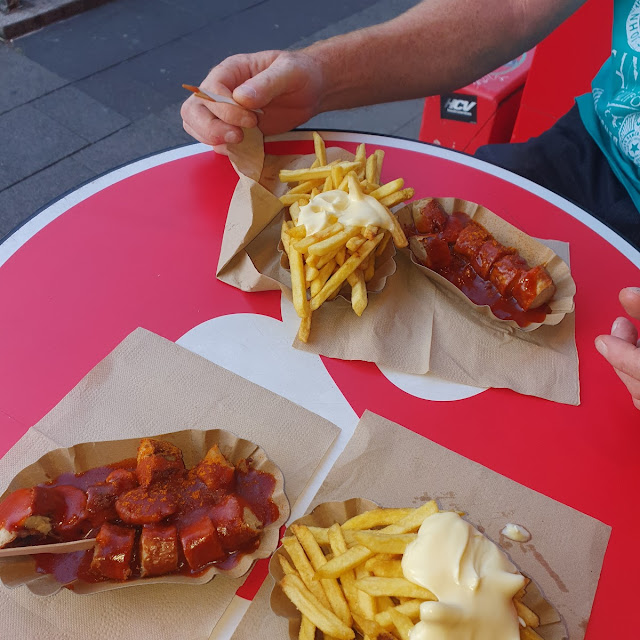 Currywurst Pommes