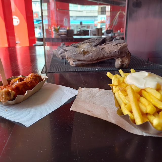 Currywurst Mit Pommes Fritten Und Mayonaise