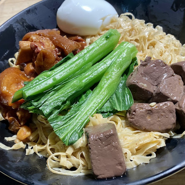 豬手撈麵 配糖心蛋及豬紅