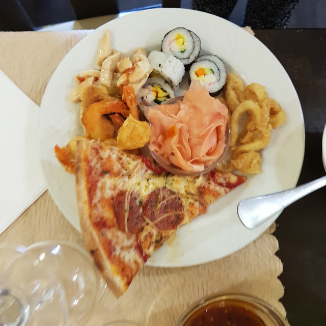 Pizza Sushi Y Algunos Entrantes Fritos