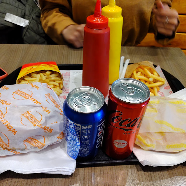 Hamburguesa Vegetariana Con Hamburguesa de Carne Y Bebidas