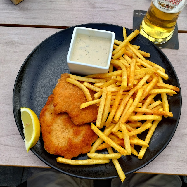 Schnitzel Wiener Art Mit Pommes Frittes Und Salat