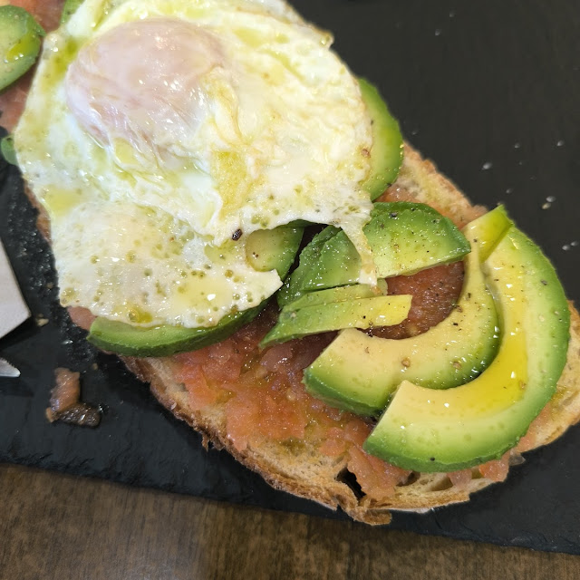 Tostada de Aguacate Tomate Y Huevo