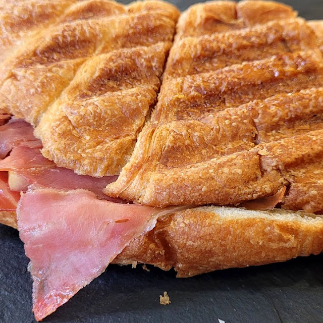 Croissant A la Plancha Con Jamón Y Aceite de Oliva