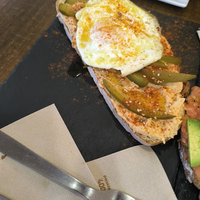 Tostada de Humus Y Huevo