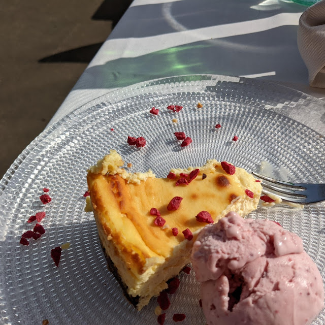 Tarta de Queso Con Helado de Fresa