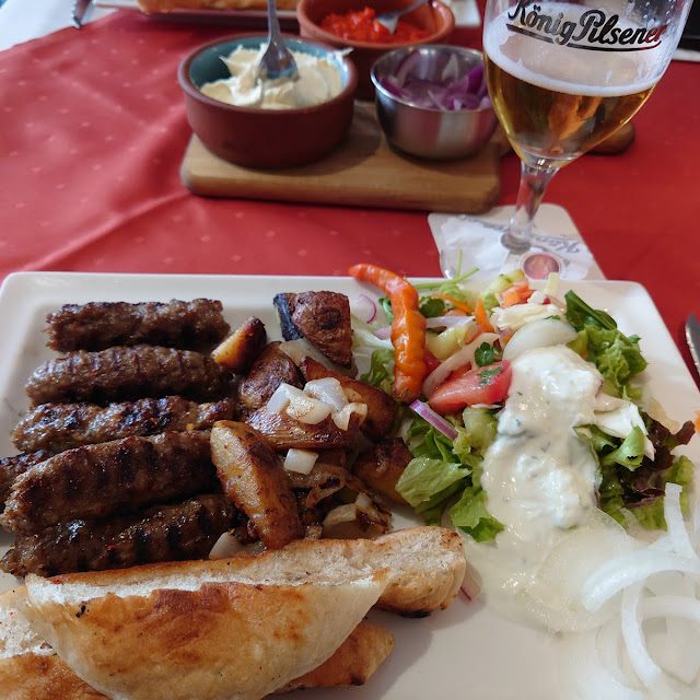 Cevapcici Mit Kajmak Ajvar Bratkartoffeln Und Gegrilltem Brot