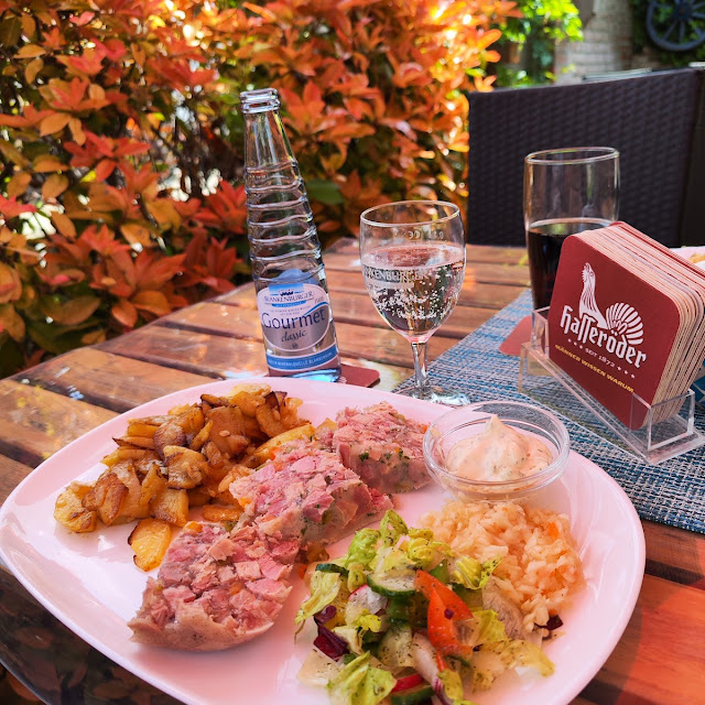 Eisbein Sülze Mit Bratkartoffeln Und Salat