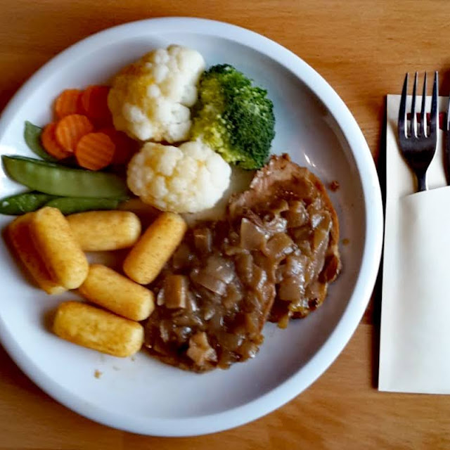 Zwiebelbraten Mit Buntem Gemüse Ohne Hollandaise Mit Kroketten
