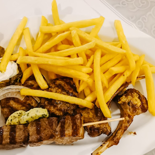 Souvlaki Spieße Mit Pommes