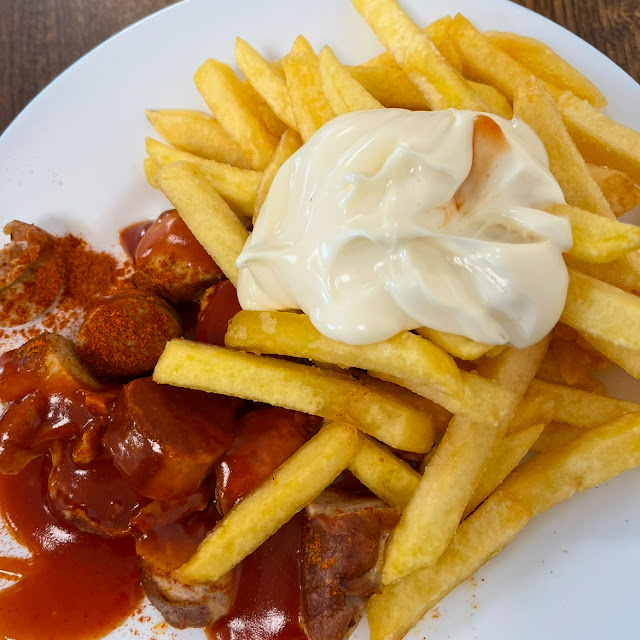 Currywurst Pommes Frites Mit Majo