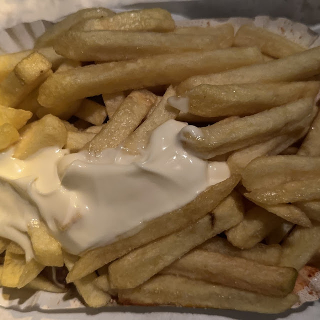 Currywurst Mit Pommes Und Mayonnaise